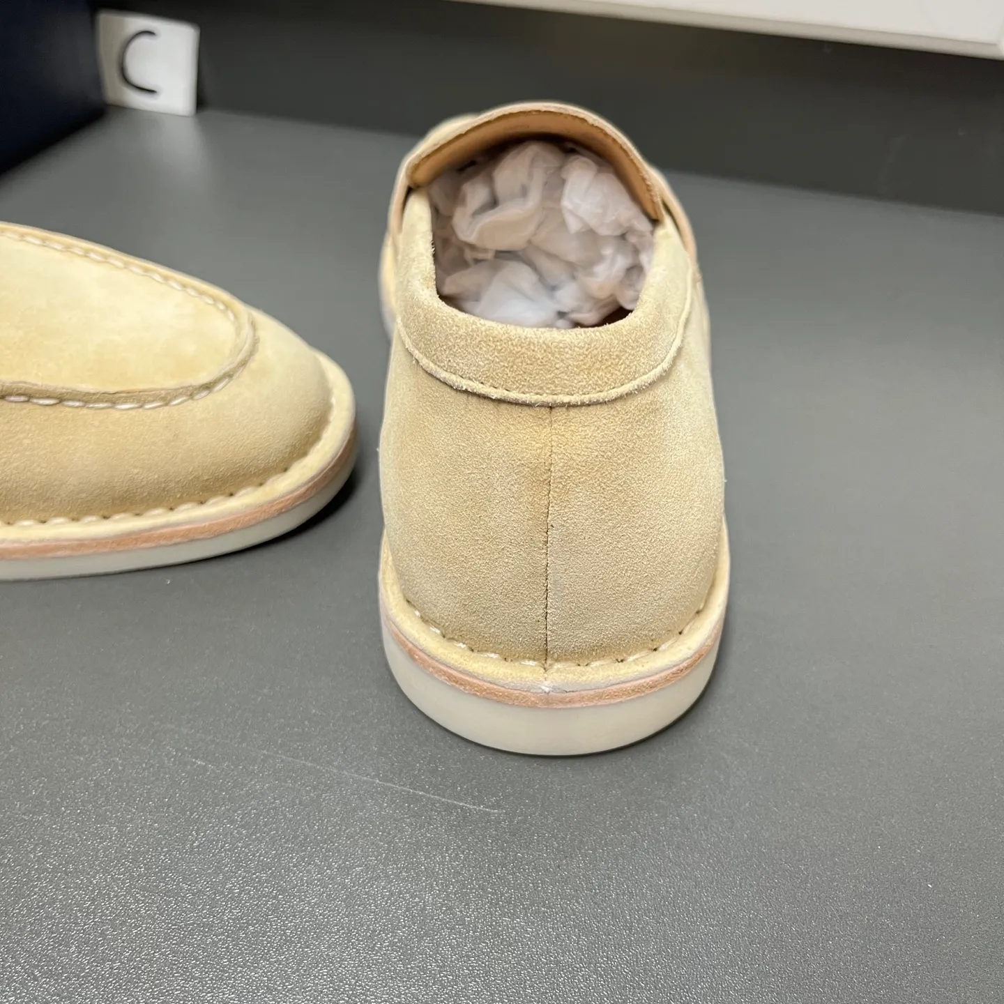 💰840 Prada men’s new suede leather loafers. Made of flocked cow second-layer leather, they combine classic design with handmade details, blending sophistication with casual comfort. Hot-stamped logo on the outside, topstitched seams on the skirt, 1.5cm white rubber sole with leather welt, dyed calfskin lining, silver-labeled cowhide feet, simple and elegant style, comes with a full set of original packaging dust bag! C leather shoe size: 39/40/41/42/43/44 Khaki Welcome to order